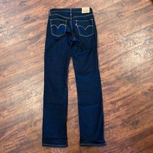 Pair of Levi’s. The pants were very slimming. Size 29x33. Worn twice.